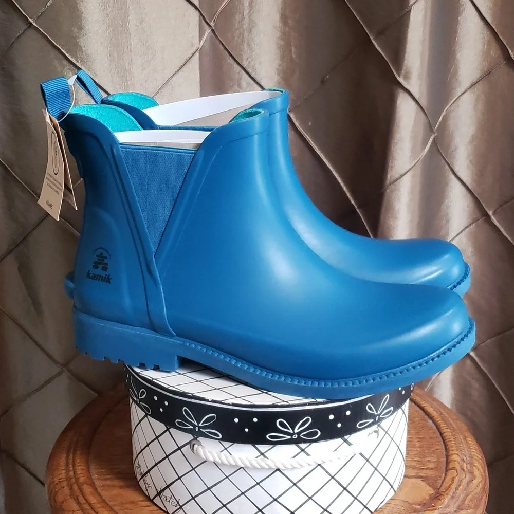 NWT- Kamik ‘Chloe’ Lo Rainboots RARE TEAL COLOR